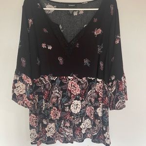Floral & Black Crotchet Embrodered “V” cut Torrid Top